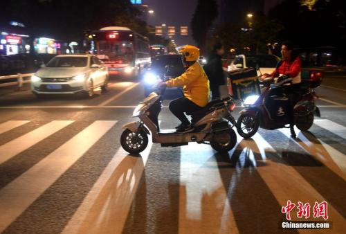 　資料圖：外賣員安興在送餐的路上。<a target='_blank' href='http://www.chinanews.com/'>中新社</a>記者 呂明 攝