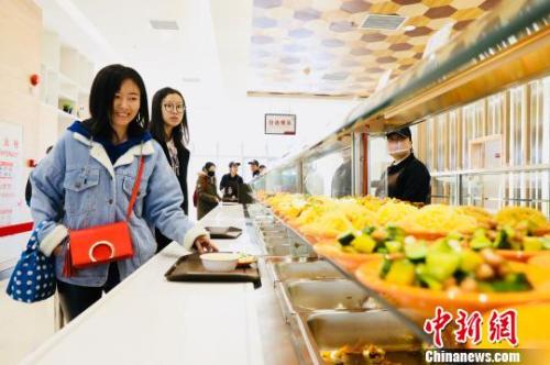 　資料圖：消費(fèi)者在餐廳就餐?！惴?攝