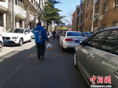 圖為餓了么配送員正在送餐。 謝藝觀 攝