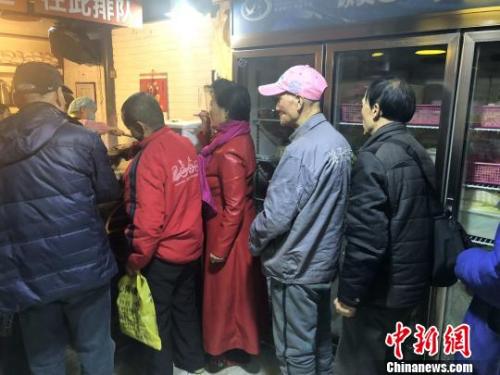 資料圖：餐廳內(nèi)排隊打飯的民眾。　高鋮 攝