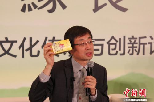 資料圖：趙一弘董事長(zhǎng)在“源遠(yuǎn) 緣長(zhǎng)”2014年碧生源品牌文化傳承與創(chuàng)新論壇上答記者問。