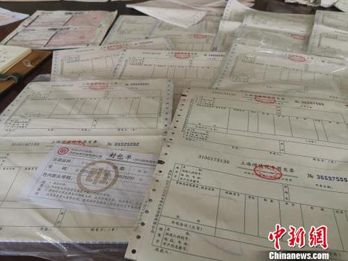 圖為空白發(fā)票?！【焦﹫D 攝