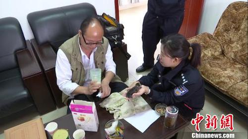 圖為動物專家給豹貓寶寶沖泡奶粉?！〗鹌娇h自然資源公安局供圖 攝