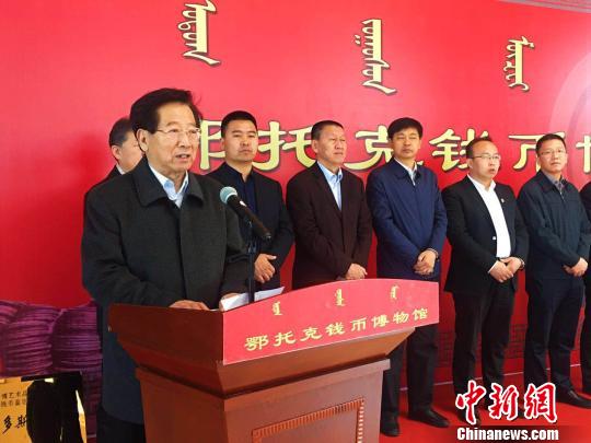 圖為錢幣博物館收藏家王吉祥致辭。　張瑋 攝