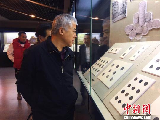 圖為中國錢幣博物館研究信息部主任參觀錢幣博物館。　張瑋 攝
