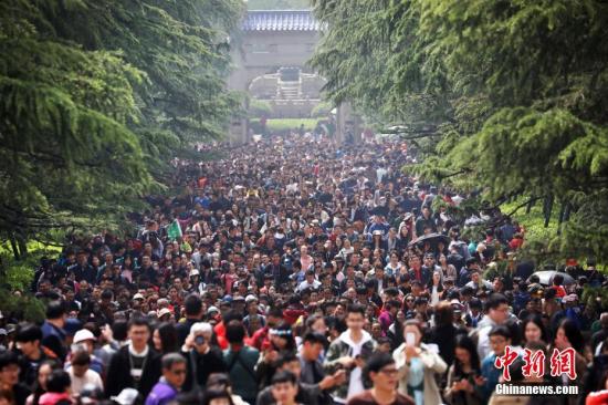 資料圖：假日期間，各地景區(qū)游客眾多。<a target='_blank' href='http://www.chinanews.com/'>中新社</a>記者 泱波 攝