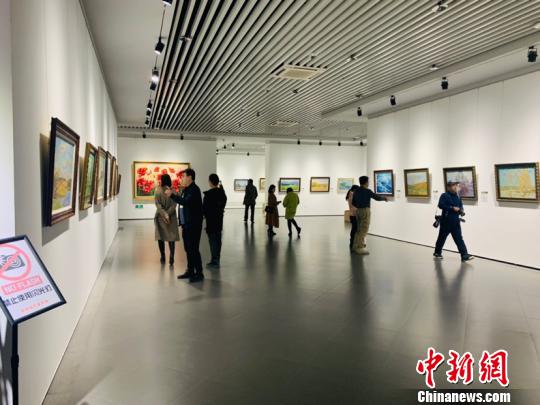此次共展出150余幅俄羅斯油畫?！㈠a菊 攝