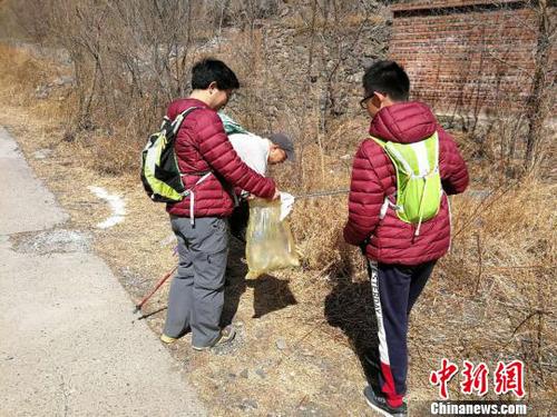 圖為活動參與者在揀拾路邊的垃圾。招嘉虹/攝 招嘉虹 攝