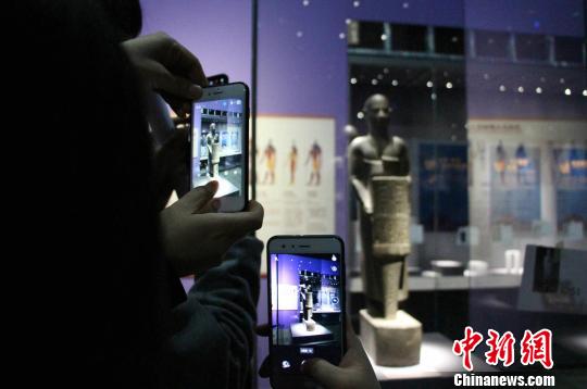 展覽分為四大板塊，圖為展覽中展出的赫納特神像，吸引觀眾圍觀?！≮w曉 攝