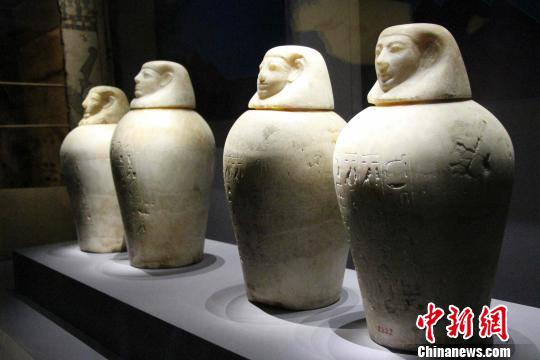 圖為展覽中展出的卡諾卜罐。　趙曉 攝