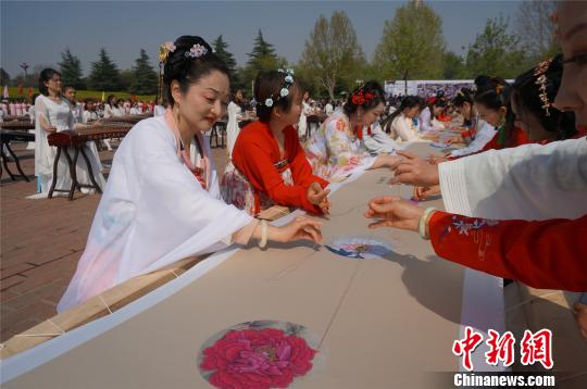 身著唐裝的繡女們現(xiàn)場(chǎng)展示洛陽繡技法。　韓章云 攝