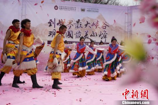 圖為4月1日，開幕式上的西藏特色舞蹈表演?！埵貒?攝