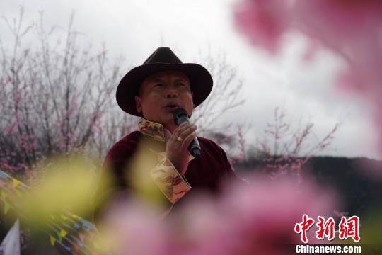 圖為4月1日，大峽谷景區(qū)員工德?lián)碓髟陂_幕式上演唱《相約林芝》。　張守國 攝