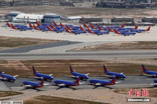 資料圖：當(dāng)?shù)貢r間3月27日，美國西南航空公司的波音737 MAX系列飛機停放在號稱“飛機墳場”的維克多維爾機場。