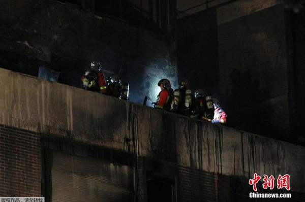 當(dāng)?shù)貢r(shí)間4月6日，巴黎消防員正在撲救公寓大樓爆發(fā)的大火。目前火勢(shì)已被控制，暫無(wú)人員傷亡報(bào)告。