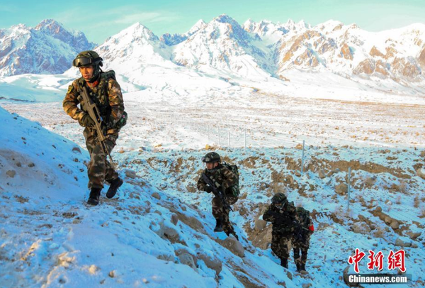 近日，駐守在新疆喀什地區(qū)的武警新疆總隊某機(jī)動支隊官兵在高原高寒環(huán)境和復(fù)雜地域條件下組織開展為期一周的“魔鬼周”極限訓(xùn)練。此次極限訓(xùn)練重點對特戰(zhàn)隊員體能、技能、心理、意志等內(nèi)容進(jìn)行了訓(xùn)練，全面提升了特戰(zhàn)隊員在高原高寒、復(fù)雜環(huán)境下的技戰(zhàn)術(shù)水平。文 圖 柯大為 趙富亮