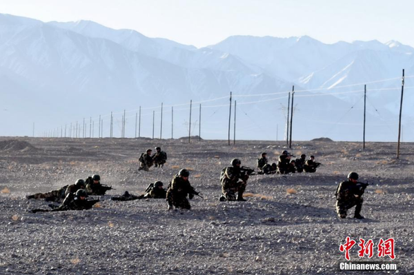 近日，駐守在新疆喀什地區(qū)的武警新疆總隊(duì)某機(jī)動支隊(duì)官兵在高原高寒環(huán)境和復(fù)雜地域條件下組織開展為期一周的“魔鬼周”極限訓(xùn)練。此次極限訓(xùn)練重點(diǎn)對特戰(zhàn)隊(duì)員體能、技能、心理、意志等內(nèi)容進(jìn)行了訓(xùn)練，全面提升了特戰(zhàn)隊(duì)員在高原高寒、復(fù)雜環(huán)境下的技戰(zhàn)術(shù)水平。文 圖 柯大為 趙富亮