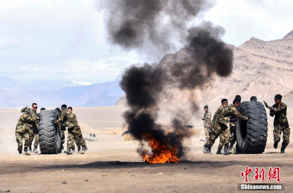 近日，駐守在新疆喀什地區(qū)的武警新疆總隊(duì)某機(jī)動(dòng)支隊(duì)官兵在高原高寒環(huán)境和復(fù)雜地域條件下組織開(kāi)展為期一周的“魔鬼周”極限訓(xùn)練。此次極限訓(xùn)練重點(diǎn)對(duì)特戰(zhàn)隊(duì)員體能、技能、心理、意志等內(nèi)容進(jìn)行了訓(xùn)練，全面提升了特戰(zhàn)隊(duì)員在高原高寒、復(fù)雜環(huán)境下的技戰(zhàn)術(shù)水平。文 圖 柯大為 趙富亮