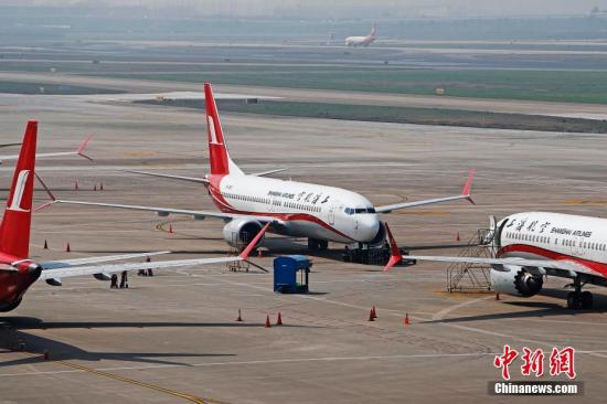 資料圖：3月17日，上海航空公司的9架波音737MAX機(jī)型飛機(jī)停在虹橋國際機(jī)場(chǎng)停機(jī)坪上，工作人員正在對(duì)飛機(jī)進(jìn)行檢查。據(jù)路透社報(bào)道，波音公司計(jì)劃將在未來一周到10天內(nèi)發(fā)布波音737MAX機(jī)型相關(guān)升級(jí)軟件。目前，波音737MAX機(jī)型已經(jīng)在全球停飛。<a target='_blank' href='http://www.chinanews.com/'>中新社</a>記者 殷立勤 攝