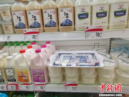 圖為超市里的和潤(rùn)酸奶區(qū)。 謝藝觀 攝