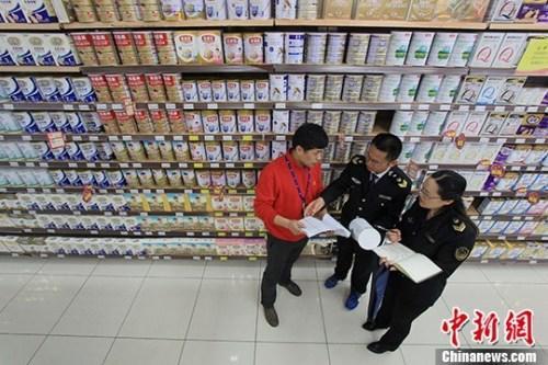 資料圖：超市內(nèi)工作人員在檢查奶粉。<a target='_blank' href='http://www.chinanews.com/'>中新社</a>記者 張婭子 攝