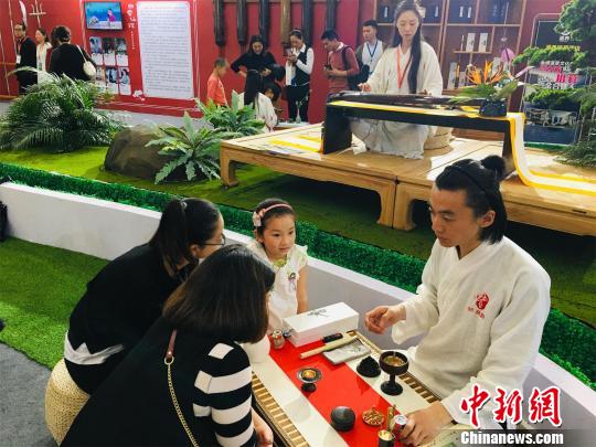 世界大健康博覽會(huì)現(xiàn)場(chǎng)的武當(dāng)文化節(jié)目展演 馬芙蓉 攝