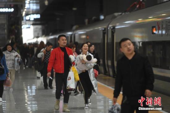 3月1日，重慶火車西站，旅客腳步匆匆。當日，為期40天的中國春運結(jié)束。中國交通運輸部3月1日披露，預(yù)計春運40天（1月21日-3月1日），全國鐵路、道路、水路、民航累計發(fā)送旅客29.8億人次，與去年基本持平。<a target='_blank' href='http://www.chinanews.com/'>中新社</a>記者 陳超 攝