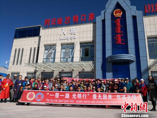 圖為口岸聯(lián)檢單位工作人員與入境患者合影?！№n海鵬 攝