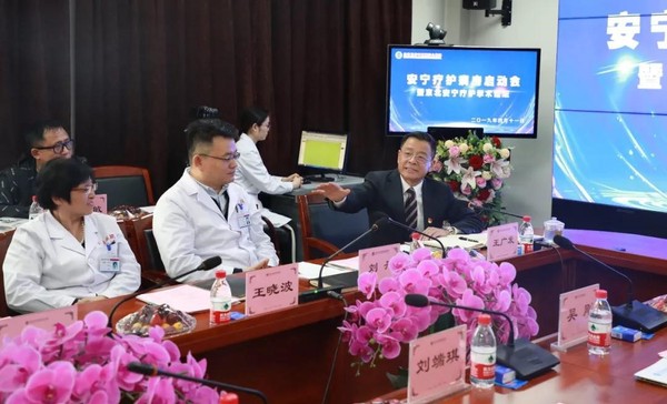 圖為：北京法政集團(tuán)董事長(zhǎng)、北京王府中西醫(yī)結(jié)合醫(yī)院王廣發(fā)致辭