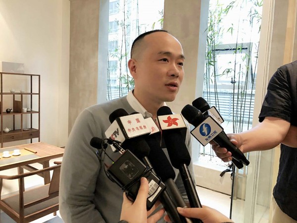 國號白茶創(chuàng)始人李國進(jìn)表示，國號始終堅(jiān)持著“真”的品牌理念。力求最質(zhì)樸地還原出白茶本真的味道。讓愛茶人喝到好茶，讓喝茶人愛上白茶。                       新華網(wǎng)記者 張婷婷 攝影