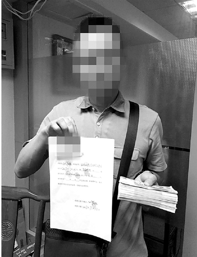 借款人簽下借款合同后，拍照留證。這是“套路貸”的行規(guī)。