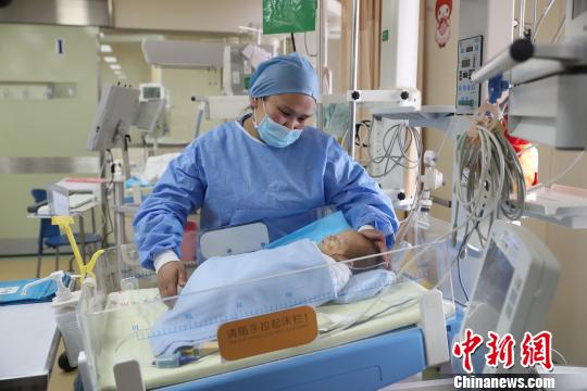 跨越兩千公里的轉(zhuǎn)運(yùn)救治后，在該院心血管中心的努力下，只有28天大的汗汗成功接受手術(shù)，獲得新生?！≤窡?攝