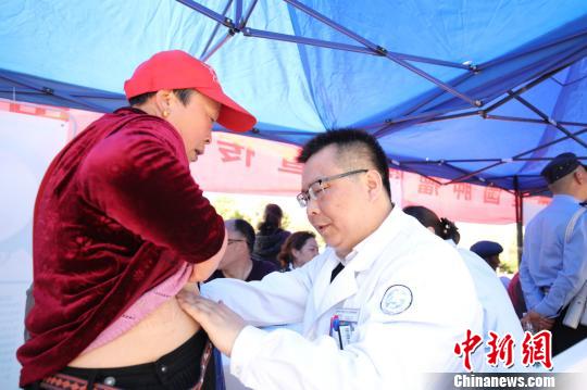 圖為重慶大學附屬腫瘤醫(yī)院醫(yī)生現(xiàn)場為群眾義診。腫瘤醫(yī)院供圖