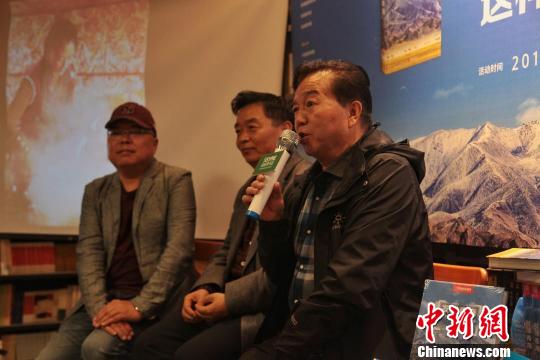 圖為青海省攝影家協(xié)會主席蔡征、《發(fā)現(xiàn)青?！窋z影統(tǒng)籌葛玉修、西海都市報攝影部主任張海東三位嘉賓為西寧的讀者深度解讀《發(fā)現(xiàn)青海100個最美觀景拍攝點》。　李培源 攝