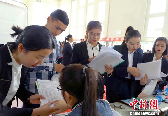 此次招聘會(huì)共吸引來(lái)自全疆的278家用人單位參加?！≮w雙喜 攝