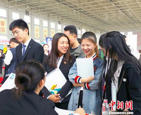 此次招聘會(huì)共提供就業(yè)崗位6500多個(gè)?！≮w雙喜 攝