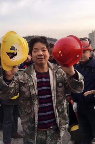 工人與領(lǐng)導(dǎo)安全帽對(duì)比視頻熱傳 互撞如雞蛋碰骨頭