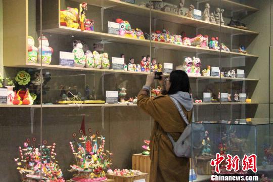 圖為觀眾參觀位于山東省文化館的山東非遺精品展廳?！≮w曉 攝