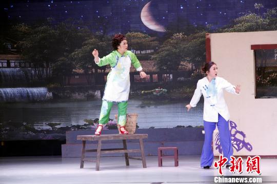 柳琴戲，俗稱(chēng)“拉魂腔”，清朝乾隆年間起源于山東臨沂蘭山、郯城一帶，分布于魯、蘇、豫、皖接壤地區(qū)?！O宏瑗 攝