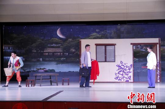 柳琴戲既有傳統(tǒng)戲曲“程式”化的表演，又具備現(xiàn)代戲曲寫(xiě)實(shí)的精髓?！O宏瑗 攝
