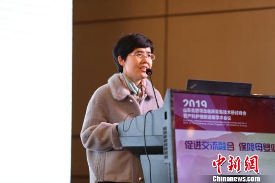 山東省千佛山醫(yī)院主任王紅美博士就“臍帶血的臨床應(yīng)用”發(fā)表學(xué)術(shù)報(bào)告?！O婷婷 攝