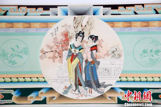 炕圍畫融壁畫、年畫、建筑彩繪為一體，兼具實用和審美功能 王斌田 攝