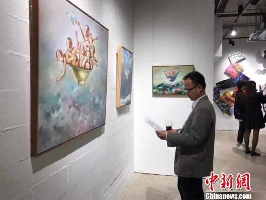 觀眾欣賞畫作。　游洋 攝