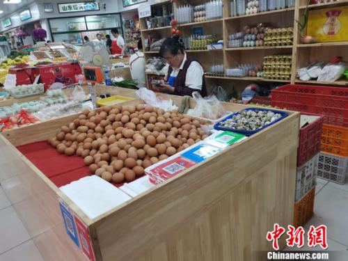 圖為菜市場里賣的雞蛋。 謝藝觀 攝