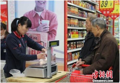 資料圖：在保定市北市區(qū)一家大型超市內，促銷員正在為購買雞蛋的市民稱量、打包。李芳華 攝