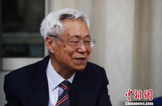 中國工程院院士莊輝在肝炎防治項(xiàng)目啟動前接受媒體采訪。(主辦方供圖) 鐘欣 攝