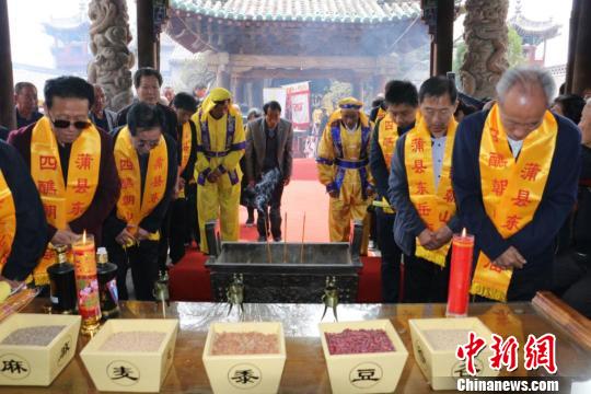 民眾祈福風調雨順，五谷豐登，國泰民安?！∪嘻惸?攝