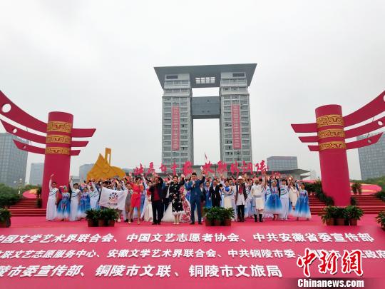 圖為中國文聯(lián)文藝志愿服務團赴安徽銅陵慰問演出?！＄娦?攝