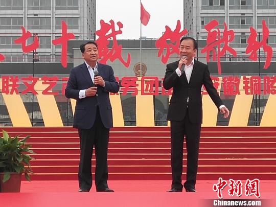 圖為姜昆(左)和戴志誠(右)搭檔，表演相聲節(jié)目《樂在其中》?！＄娦?攝