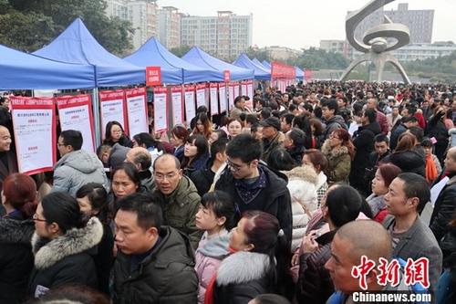 資料圖：招聘會(huì)現(xiàn)場(chǎng)。<a target='_blank' href='http://www.chinanews.com/'>中新社</a>記者 張浪 攝